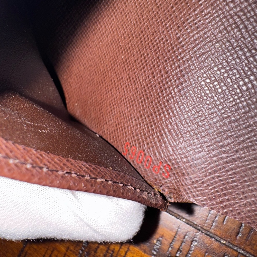 Louis Vuitton
Vintage 2005 Damier Elise Wallet - Picture 14 of 15